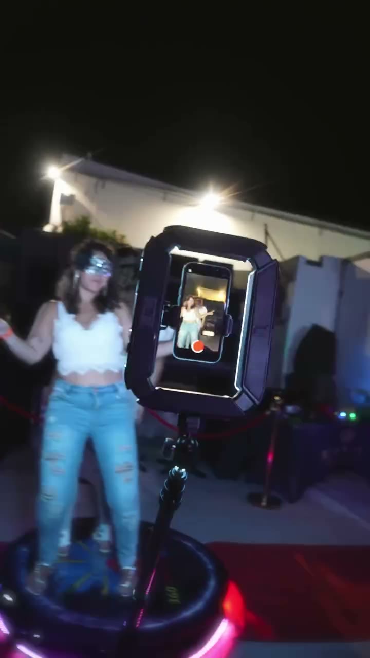 Invitée sur la plateforme du photobooth 360 lors d'une soirée à La Réunion