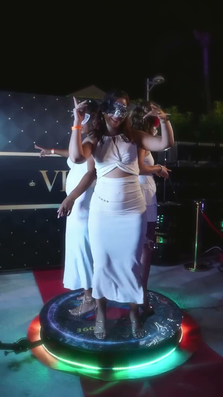 Trois invitées sur le photobooth 360 devant le décor VIP Kabar Prestige