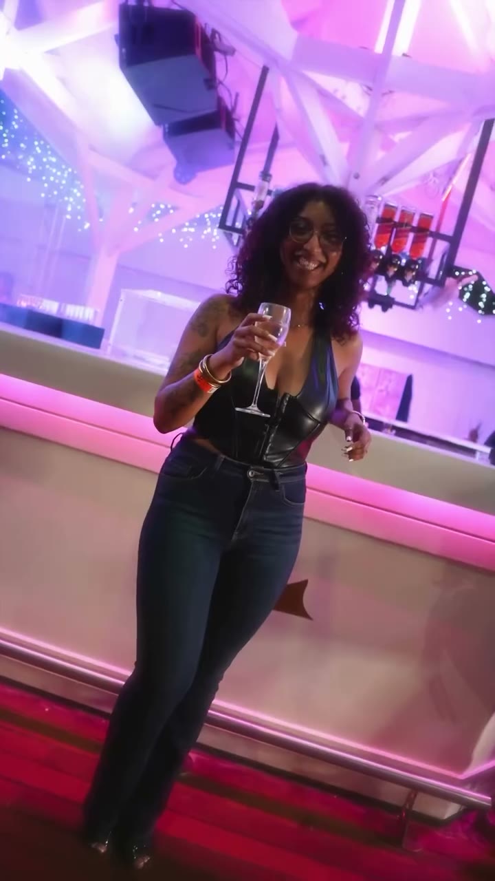 Invitée au bar lors d'une soirée Kabar Prestige